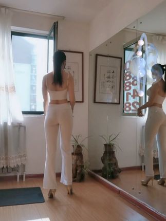 抖音@小阿姨大王 会议室土豪定制热舞比赛,享受专属的舞蹈盛宴