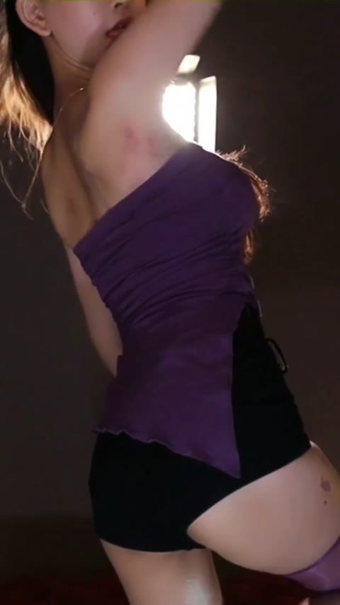 南妹儿撩开短裙给超管证明有底裤摆拍姿势让人欣喜若狂,直播趣事