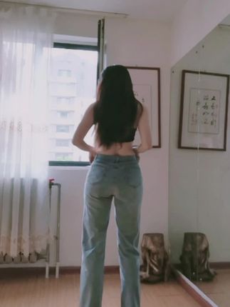 抖音@小阿姨大王 会议室土豪定制热舞，享受专属的舞蹈盛宴