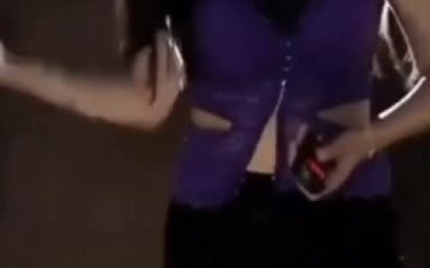 南妹儿撩开短裙给超管证明有底裤摆拍姿势让人欣喜若狂，舞台风采