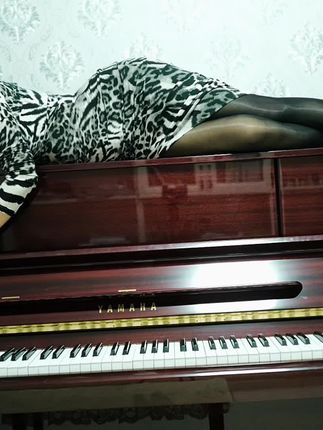 果儿Victoria弹钢琴，国际版TikTok太清凉了