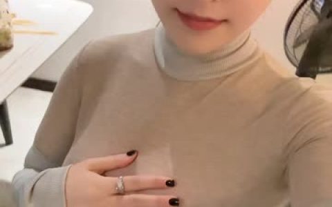 抖音网红奶雯充分享受清纯与诱惑的双重魅力，魅力无限