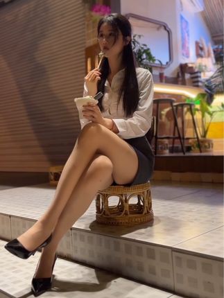 轩子巨二兔微博晒出剧照,穿着成为亮点引发热议