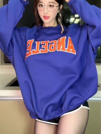 轩子巨二兔微密圈最新照片,酒红色短裙迷倒众人