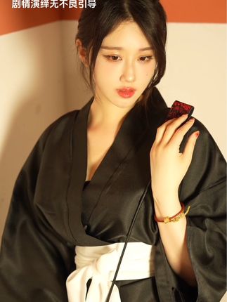 轩子巨二兔微密圈最新照片,酒红色短裙迷倒众人