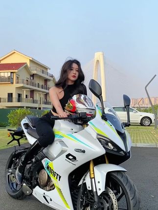 Sia 不吃鱼的怪照片，背后的故事你知道吗？