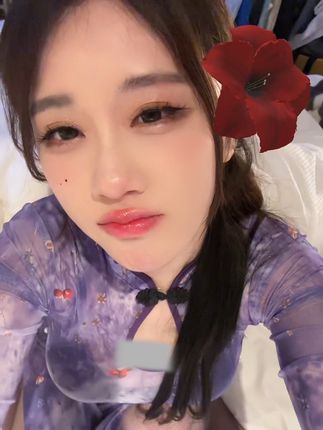 轩子巨二兔微密圈最新照片流出，酒红色短裙迷人