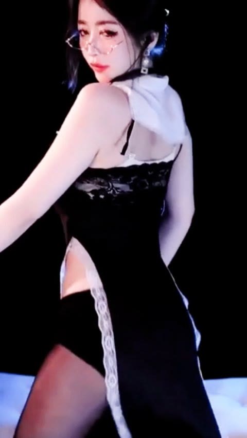 网易CC小恩雅倒酸奶私人定制喝奶吐奶舞蹈视频是什么梗