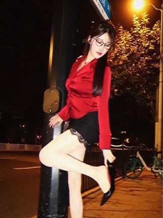 轩子巨二兔微博晒出剧照,穿着成为亮点引发热议