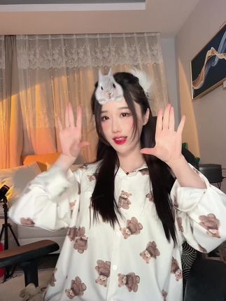 轩子巨二兔微博晒出剧照,穿着成为亮点引发热议