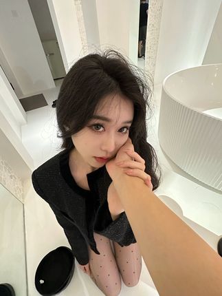 Sia 不吃鱼微密圈#嘉宾专享帖#美腿特写，让人眼前一亮