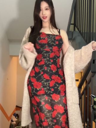 轩子巨二兔微博晒出剧照,穿着成为亮点引发热议