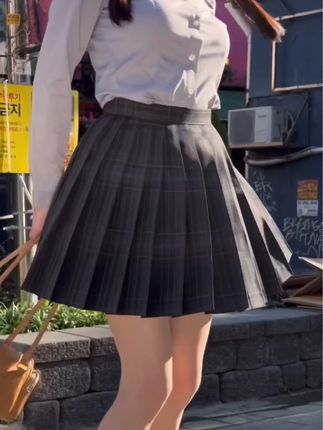 轩子巨二兔微博晒出剧照,穿着成为亮点引发热议