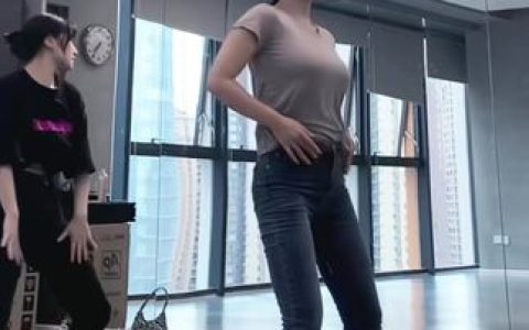 奶雯的圈子最新套图，抖音奶雯微密照片合集微笑的文文最新视频合集