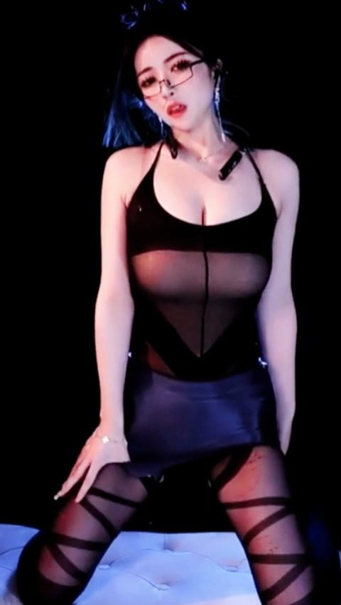 网易CC小恩雅倒酸奶私人定制喝奶吐奶舞蹈视频是什么梗