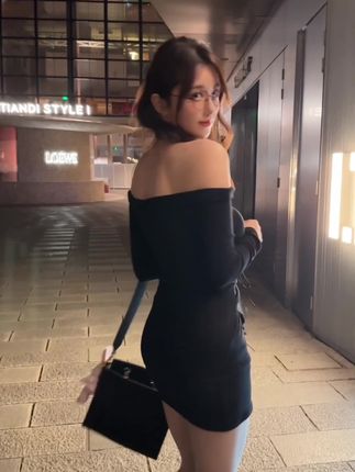 轩子巨二兔微密圈最新照片流出，酒红色短裙迷人