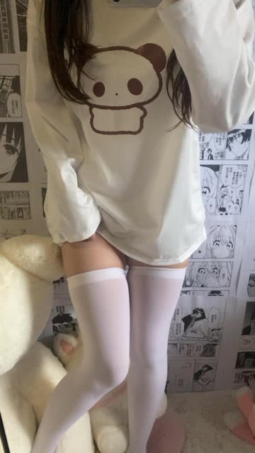 夜晚回家停车场里的晚苏susu,空姐制服加黑丝穿搭尽显修长美腿