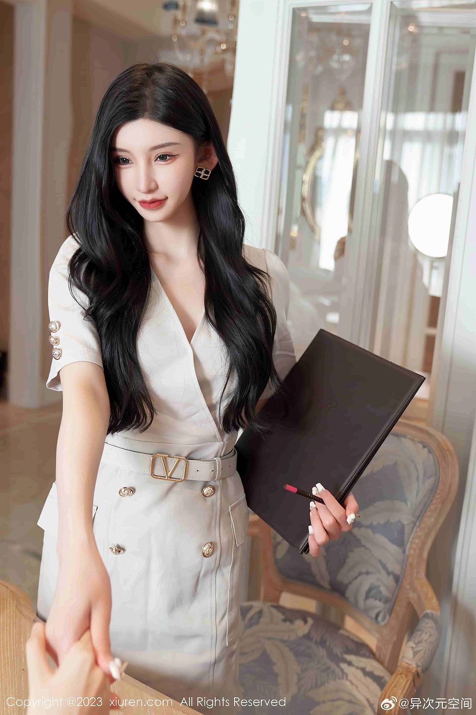 周于希Sally油亮白丝写真曝光，时尚艺术魅力无法抵挡