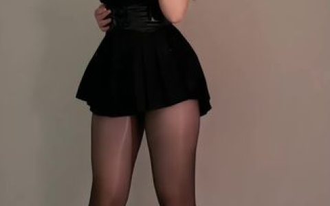 秋秋不要吃鱼梨型身材对镜拍辣妹写真，微密圈中的性感魅力