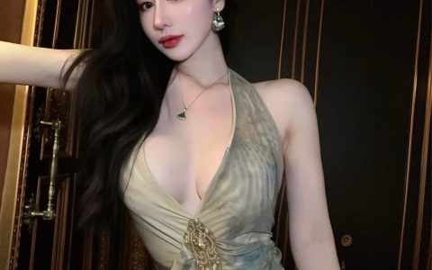 不爱笑的赛琳微密圈摄影之旅，红石映翠的绝美瞬间