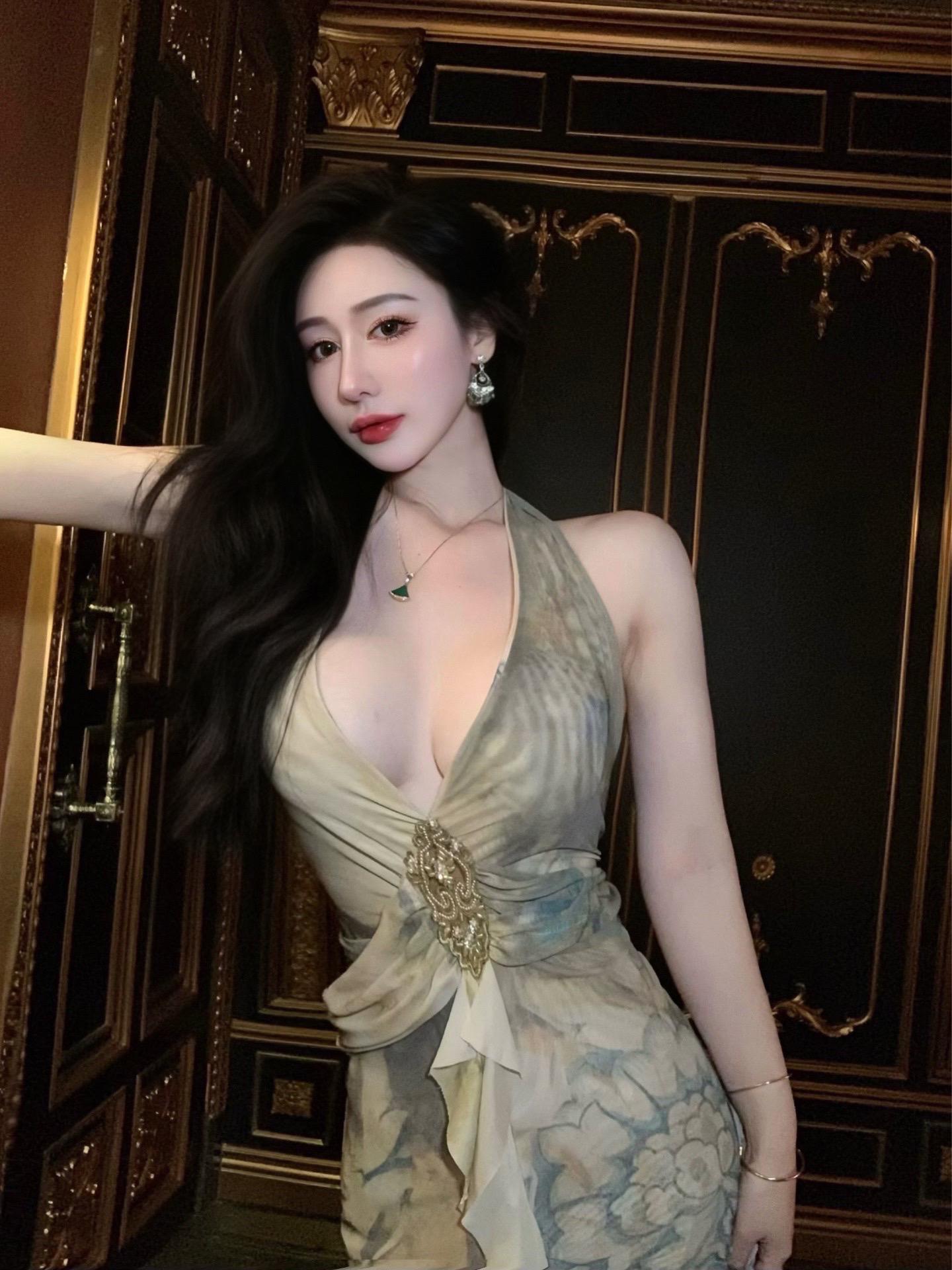 不爱笑的赛琳微密圈摄影之旅,红石映翠的绝美瞬间