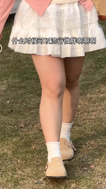 夜晚回家停车场里的晚苏susu,空姐制服加黑丝穿搭尽显修长美腿