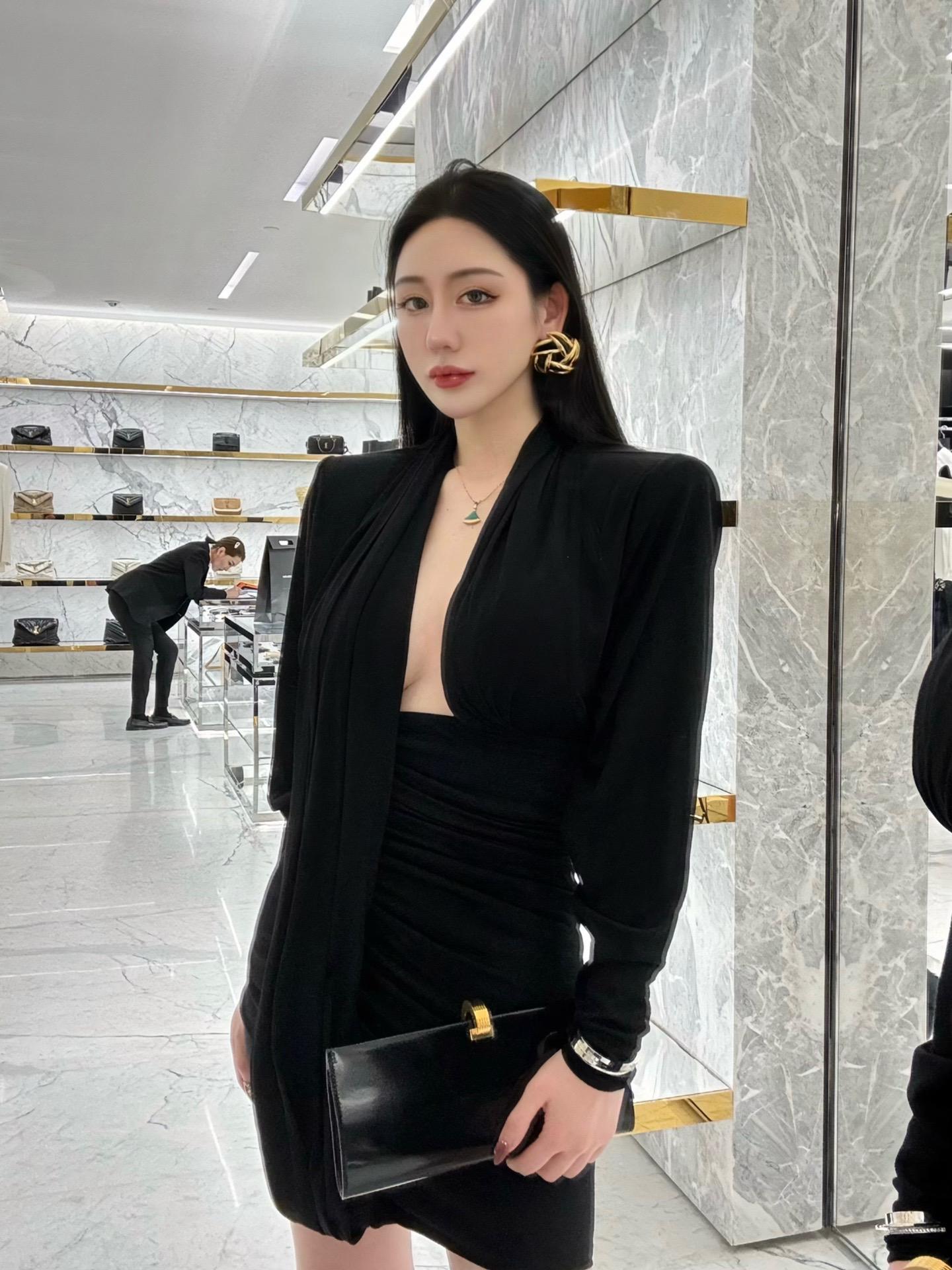 不爱笑的赛琳维密付费照片,微密圈最新资源预览