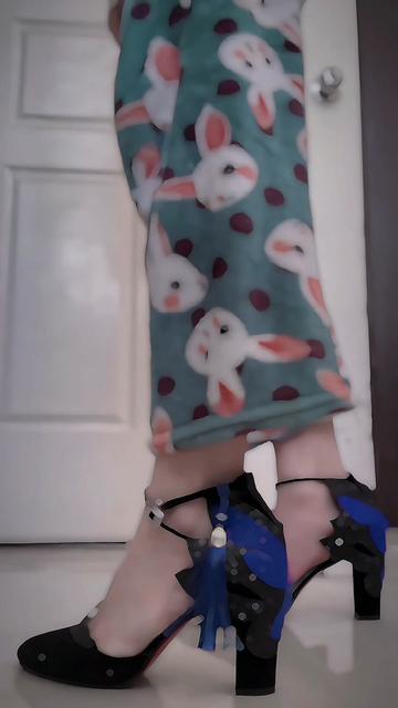 女 coser Potato Godzilla化身《少女前线》中的 HK-MP7 角色甜美性感，HK-MP7角色cosplay欣赏