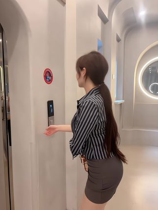 绝美女神周妍希！简约装扮尽显清新脱俗一颦一笑惊艳了时光，时尚与优雅的象征