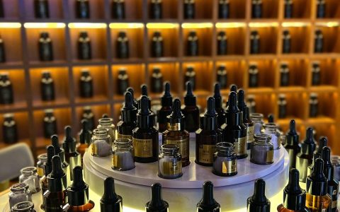 不爱笑的赛琳微密圈独家写真，美腿与时尚的完美融合