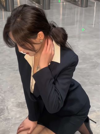 周妍希花絮展示从奶瓶到土肥圆的美图合集,模特成长历程