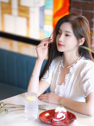 周妍希花絮展示从奶瓶到土肥圆的美图合集,模特成长历程