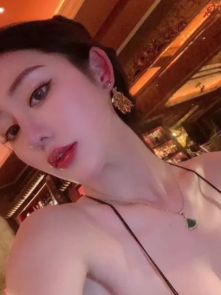 不爱笑的赛琳微密圈照片解析,作品背后的动人故事