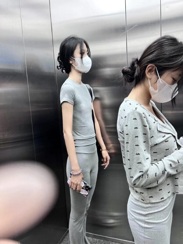 佐佐酱丝袜短裙火力全开,性感与可爱的完美结合