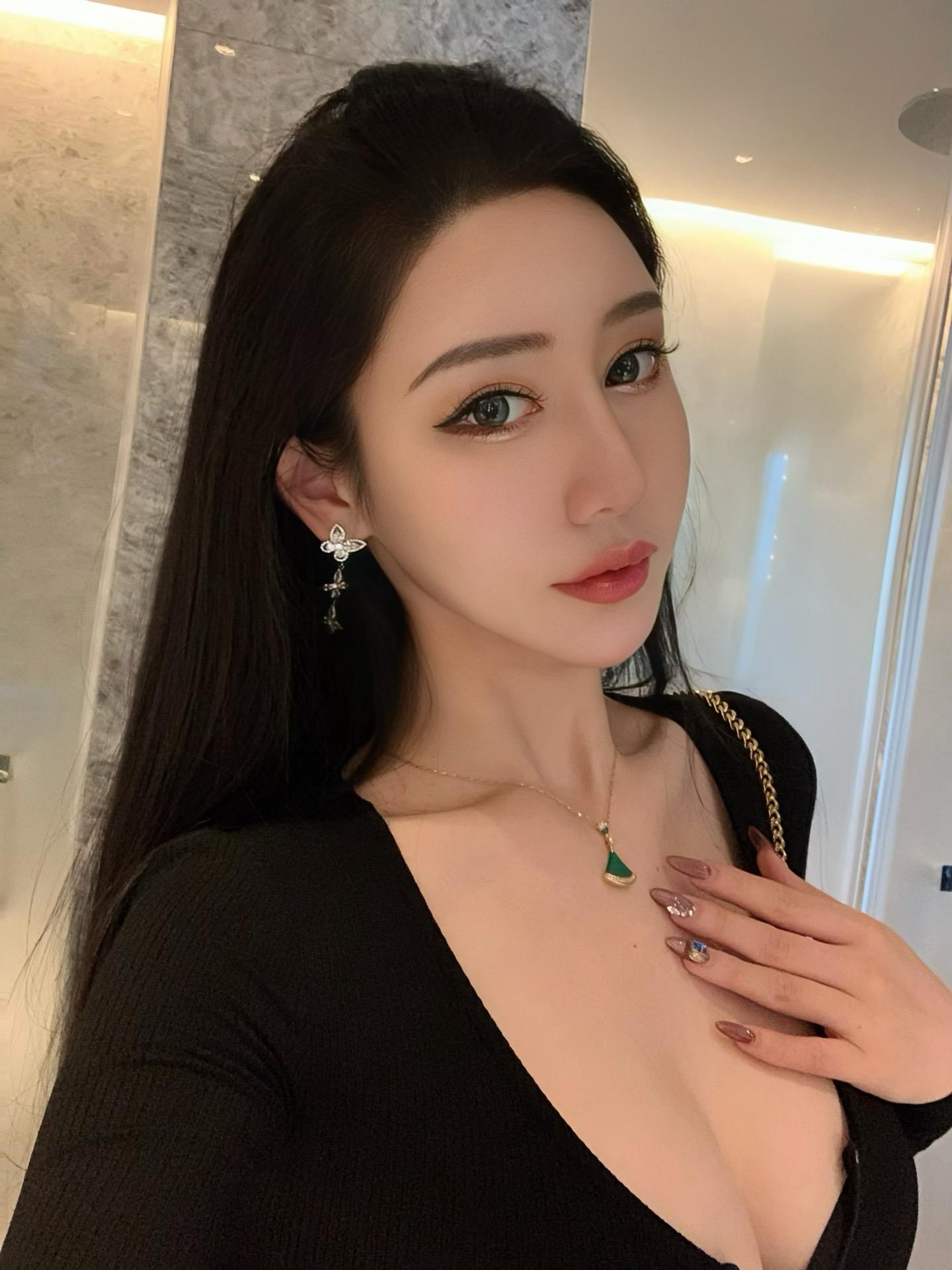 不爱笑的赛琳微博精选，她的时尚穿搭与性感美腿