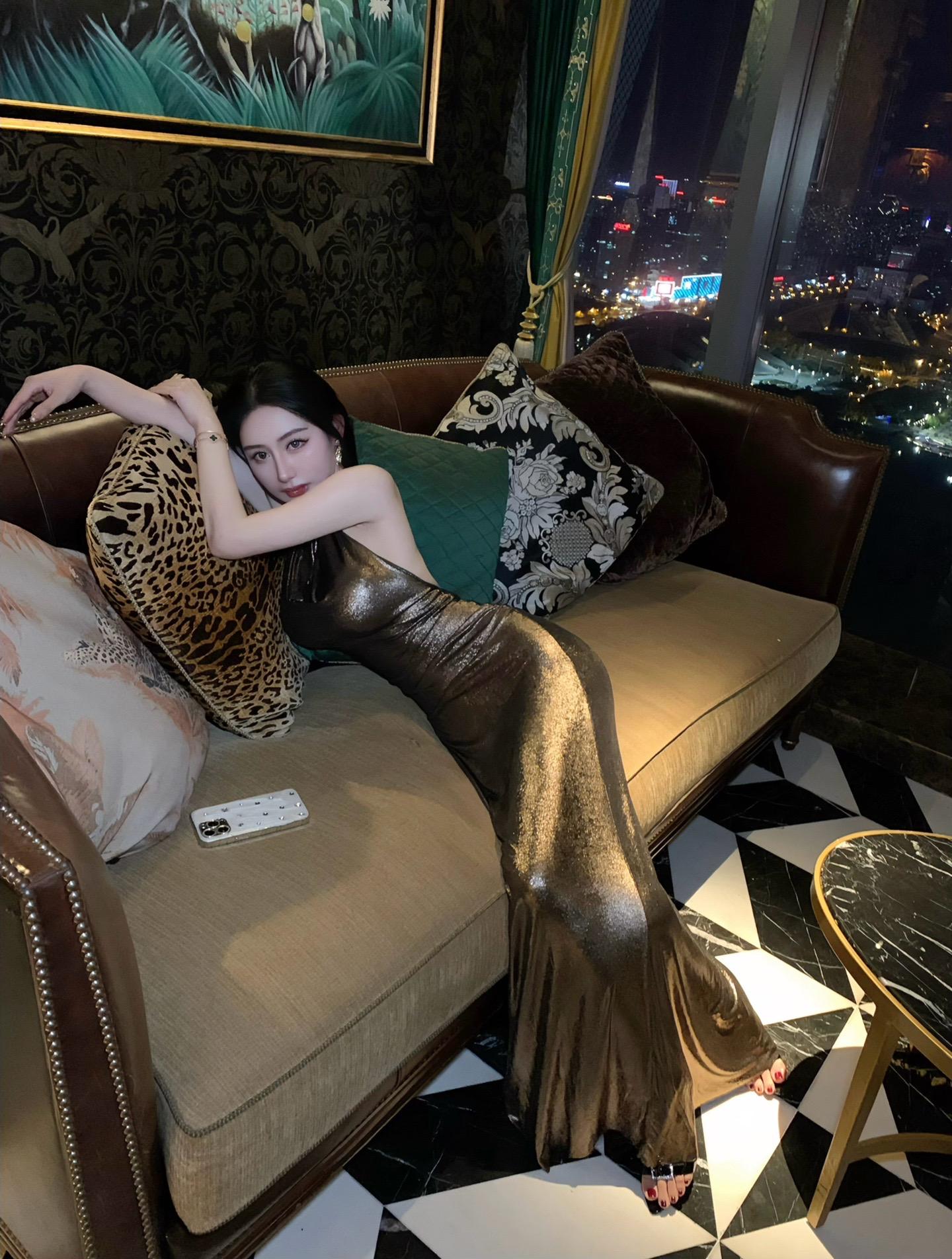 不爱笑的赛琳微密圈资源,她的高清无杂质写真全集