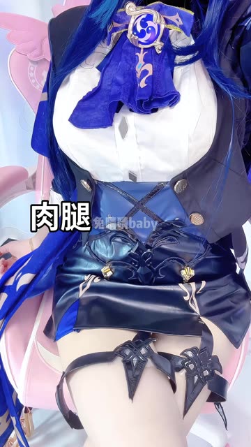 夜晚回家停车场里的晚苏susu,空姐制服加黑丝穿搭尽显修长美腿