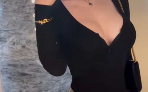 不爱笑的赛琳微密圈资源，蓝色连体比基尼的完美展现