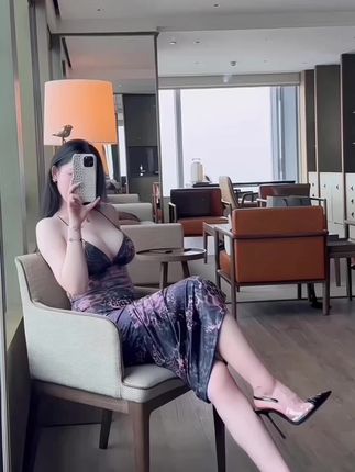 不爱笑的赛琳微密圈独家作品，渔网黑丝的视觉盛宴