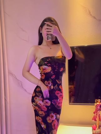 不爱笑的赛琳微密圈，她的渔网黑丝系列备受关注