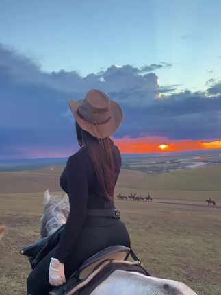 MIYA的微密圈美图,骑马女神的美丽全集