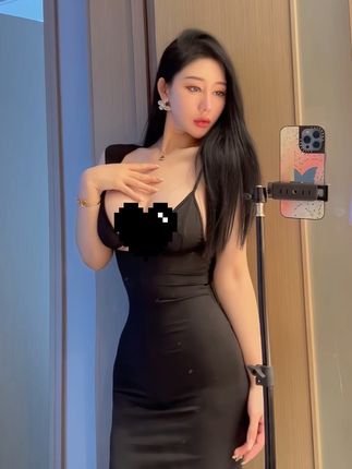 不爱笑的赛琳微密圈黑丝写真,颜值与性感的完美结合