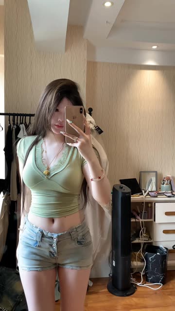 停车场里的高挑美女,晚苏 susu 空姐制服加黑丝