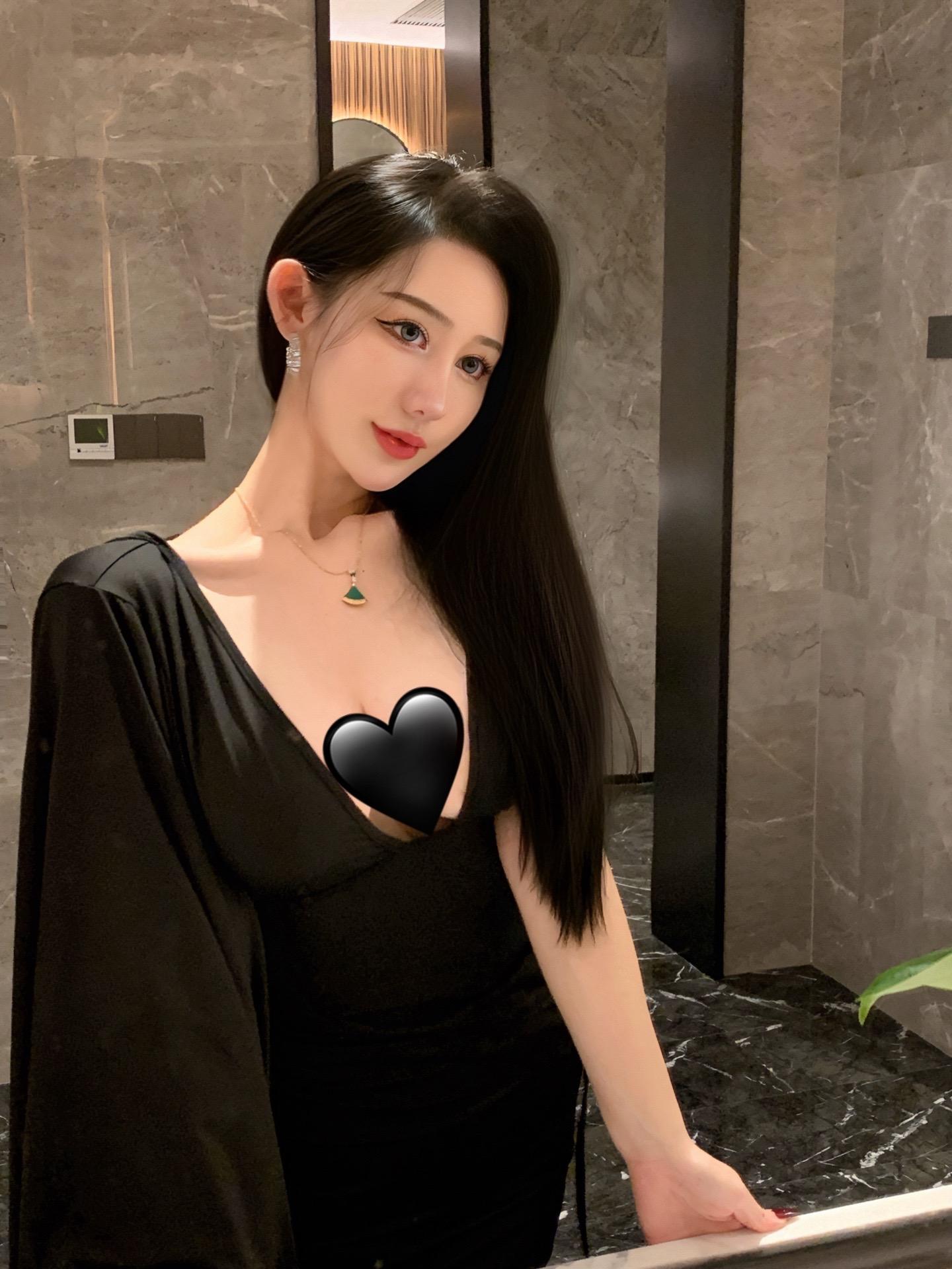 不爱笑的赛琳微密圈摄影之旅,红石映翠的绝美瞬间