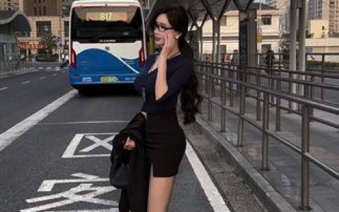 简约装扮的绝美女神周妍希的一颦一笑，时尚与优雅