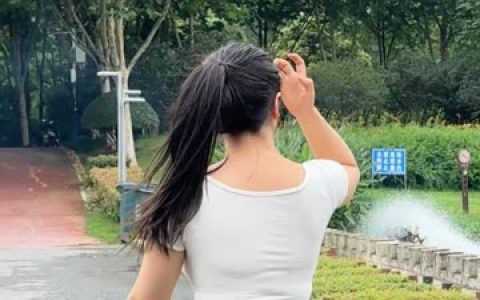 詹詹(詹妮)0220微密圈穿搭图汇总，时尚梗解析与灵感