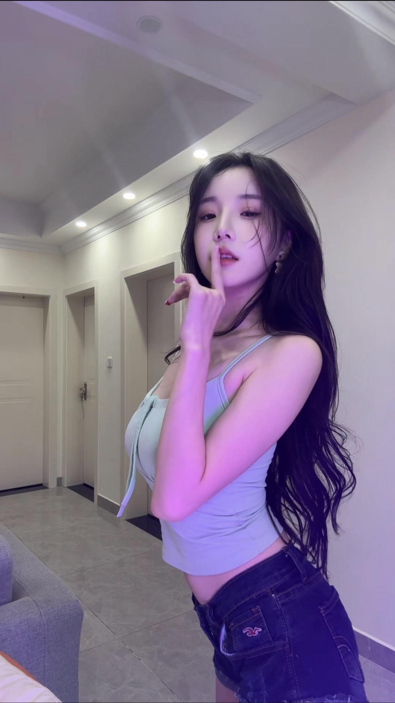 任智桃微密圈全套资源分享,她的气质让人无法抗拒