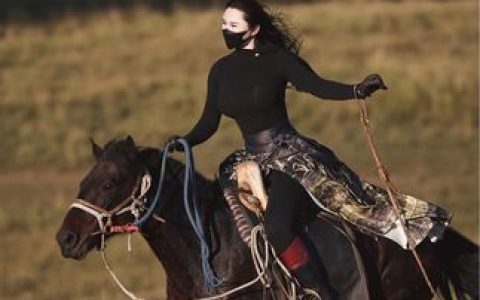 性感尤物米娅Miya情趣皮裤写真，翘臀诱惑