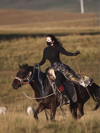 性感尤物米娅Miya情趣皮裤写真，翘臀诱惑