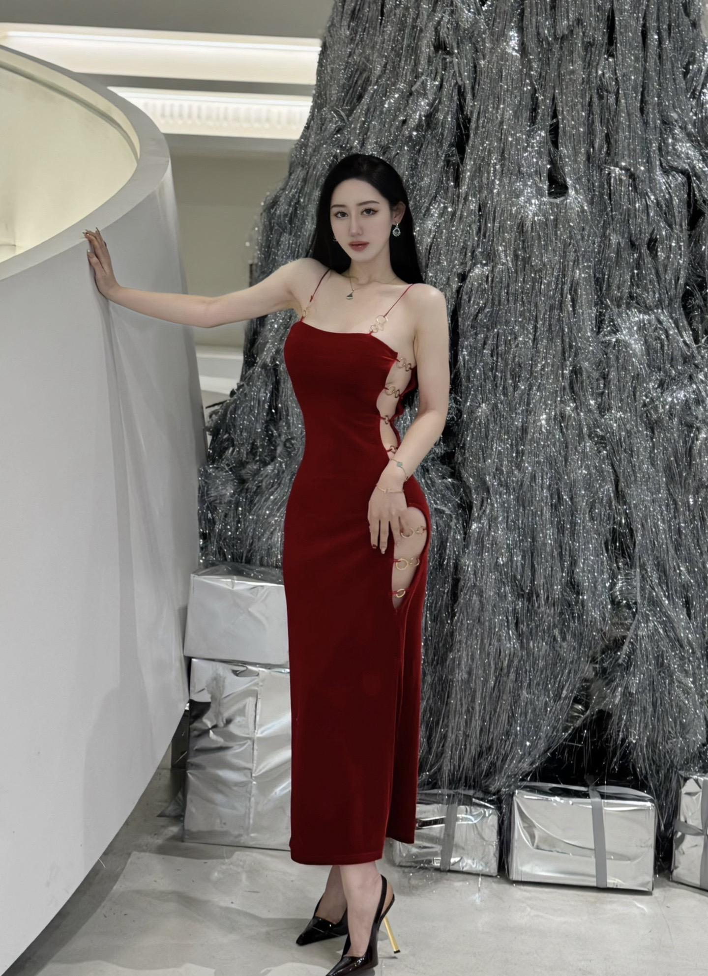 不爱笑的赛琳微密圈资源,她的高清无杂质写真全集